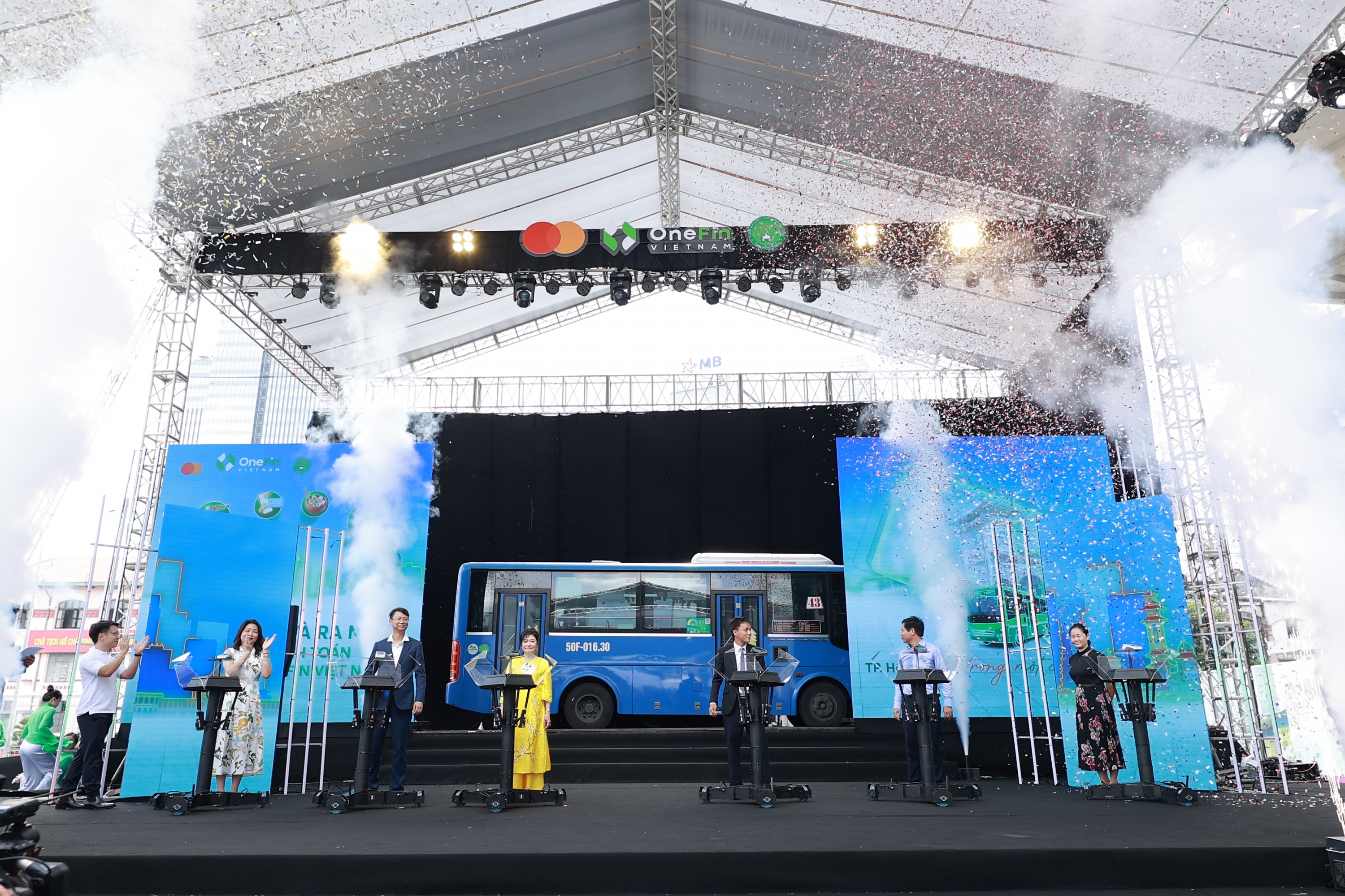Mastercard phối hợp OneFin Việt Nam ra mắt công nghệ thanh toán chạm đầu tiên trên xe buýt