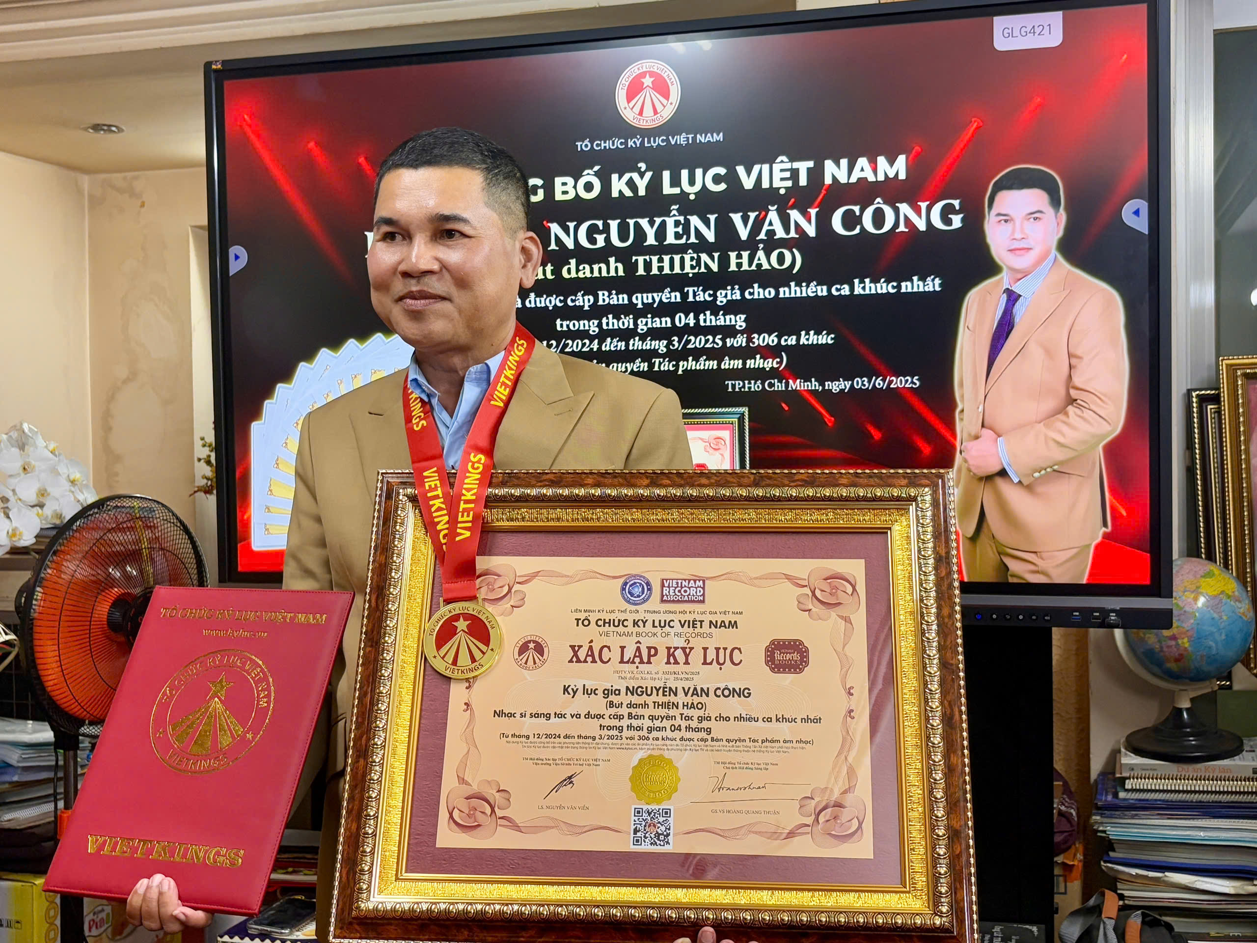 Nhạc sĩ Thiện Hảo nhận bằng xác lập Kỷ lục Việt Nam lần 3