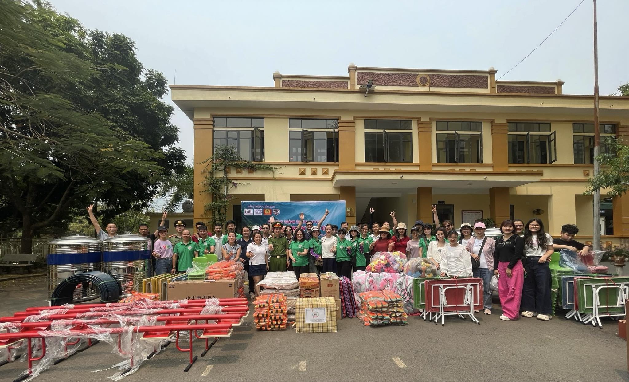 “CÙNG EM ĐẾN TRƯỜNG” TRAO TẶNG QUÀ TẠI HUYỆN QUỲNH NHAI TỈNH SƠN LA