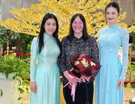 CEO Phạm Kim Dung, Hoa hậu Ý Nhi đón chủ tịch MISS WORLD đến Việt Nam 