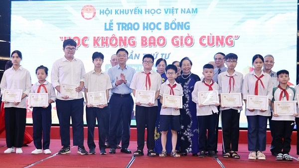 463 tấm gương tiêu biểu được trao học bổng “Học không bao giờ cùng”