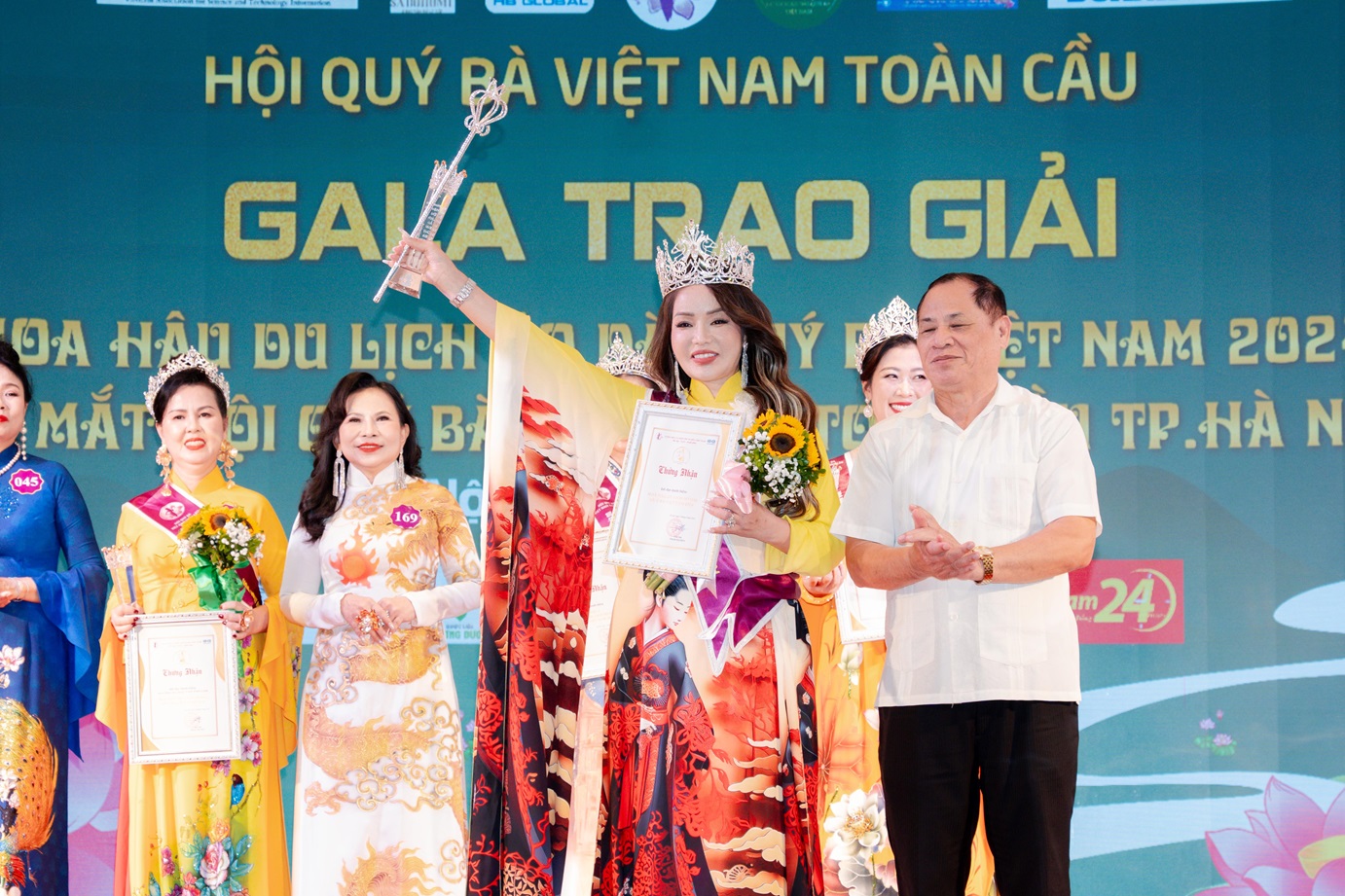 Tân Hoa hậu du lịch áo dài quý bà Việt Nam 2024 gọi tên Lê Lụa