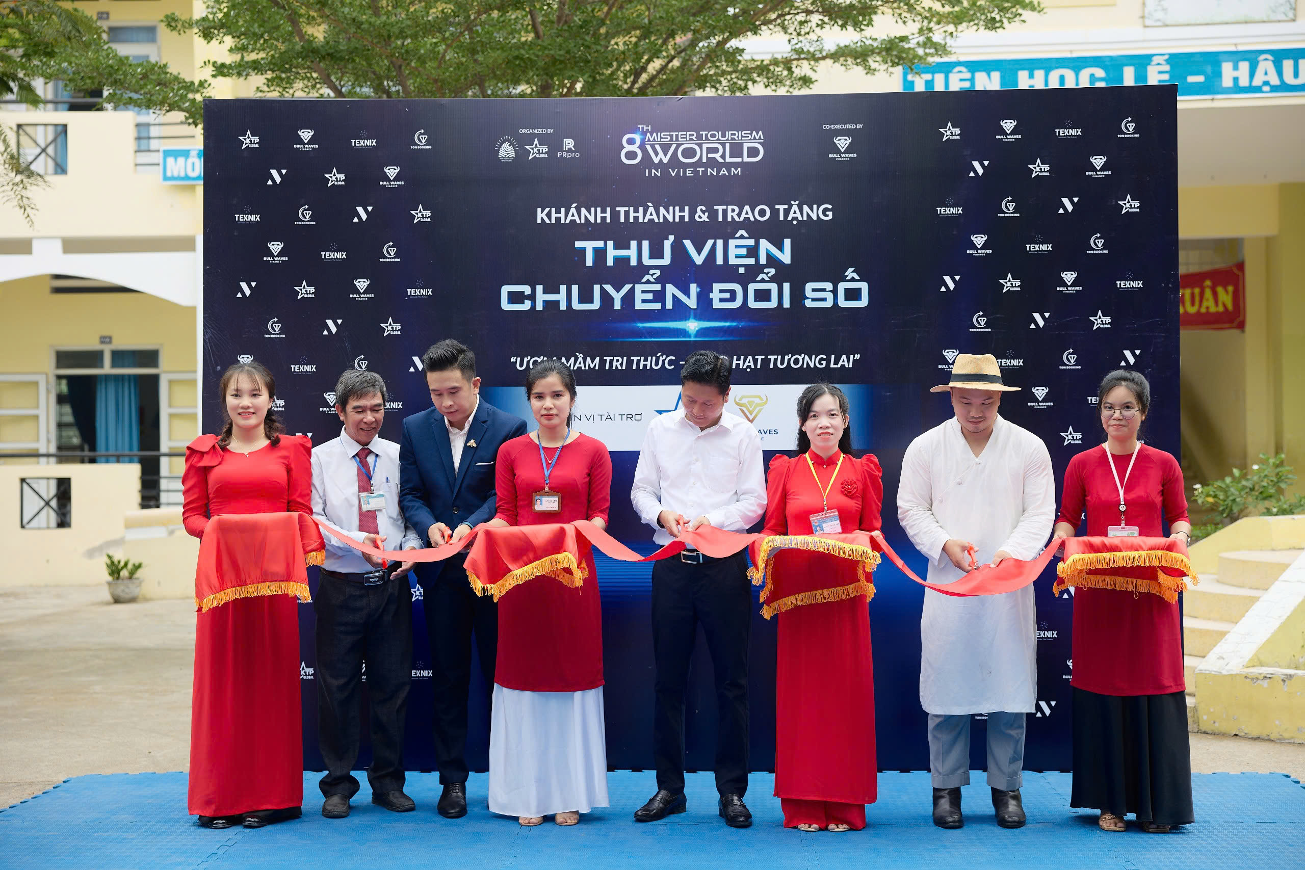 Ninh Thuận: Trao tặng thư viện chuyển đổi số cho Trường Tiểu học Vĩnh Hy
