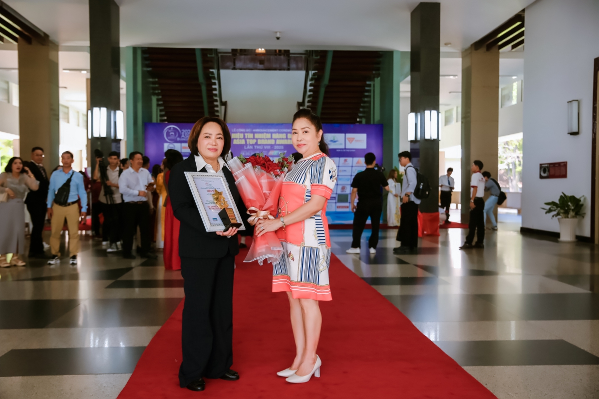 Nghệ sĩ Phượng Hằng chúc mừng doanh nhân Nguyễn Thị Thu Hà