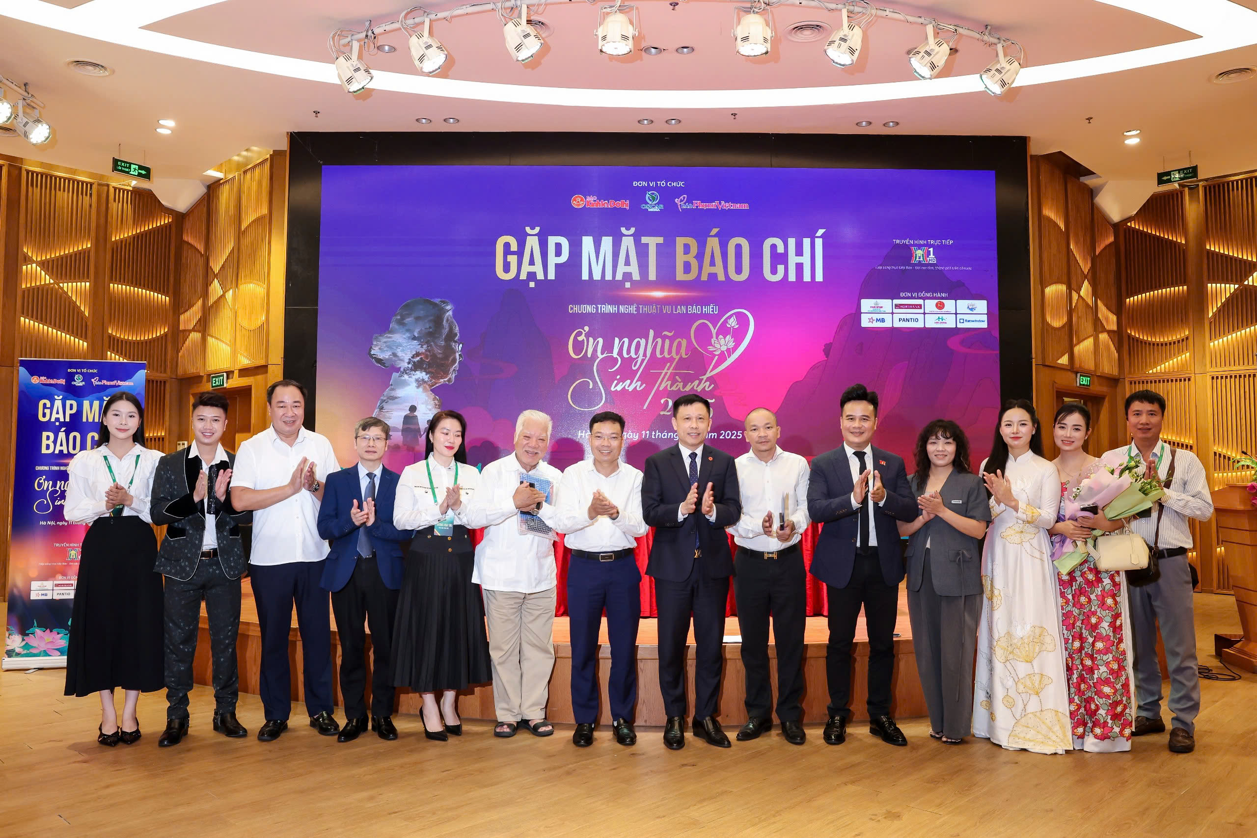 'Ơn nghĩa sinh thành': Một nhành hồng cho mùa Vu lan ý nghĩa