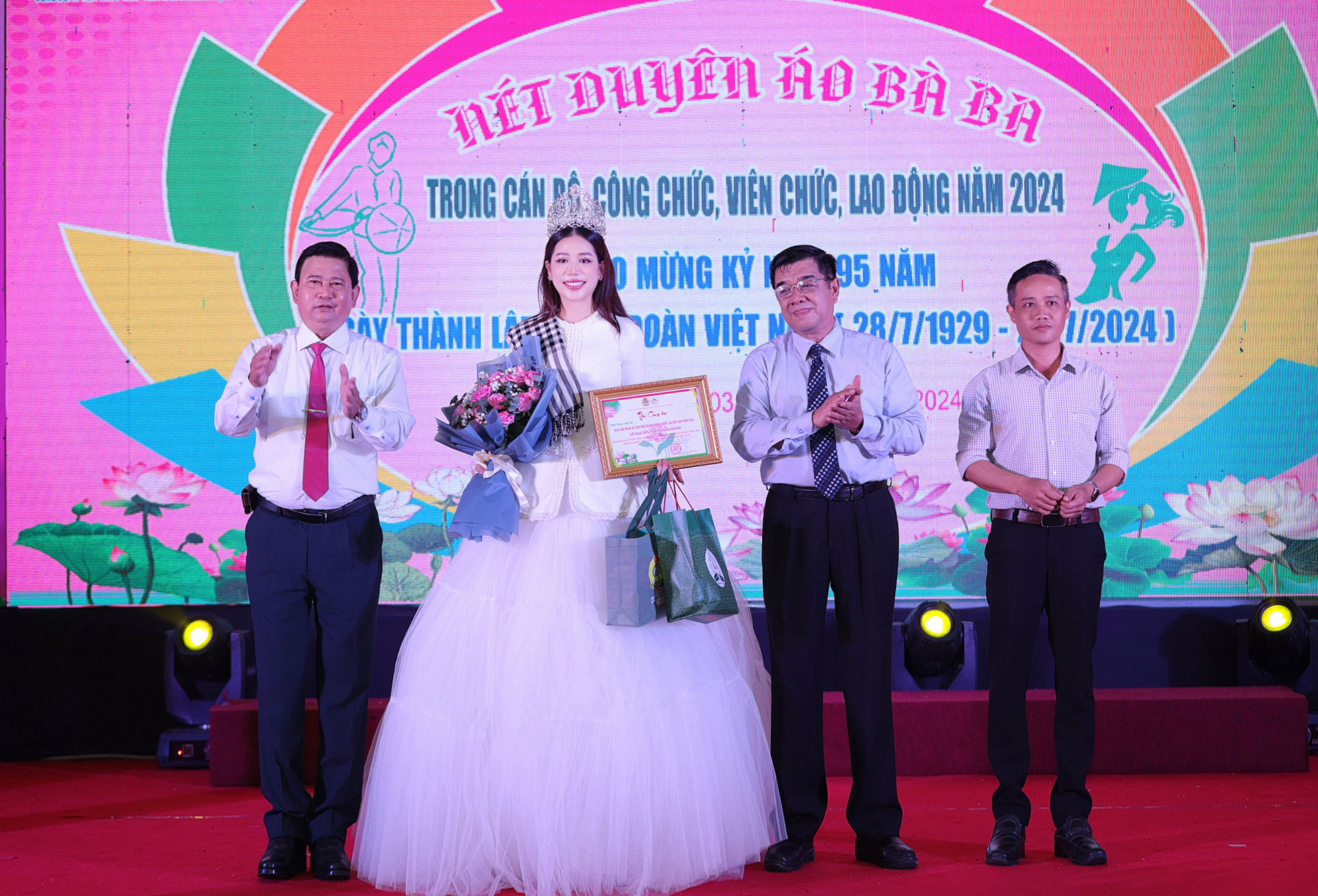 Hoa hậu nhân ái Hoàng Oanh xúc động khi về quê hương chấm thi nhan sắc