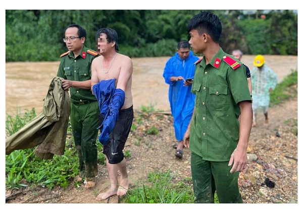 Công an lao xuống dòng nước xiết cứu người mắc kẹt giữa sông